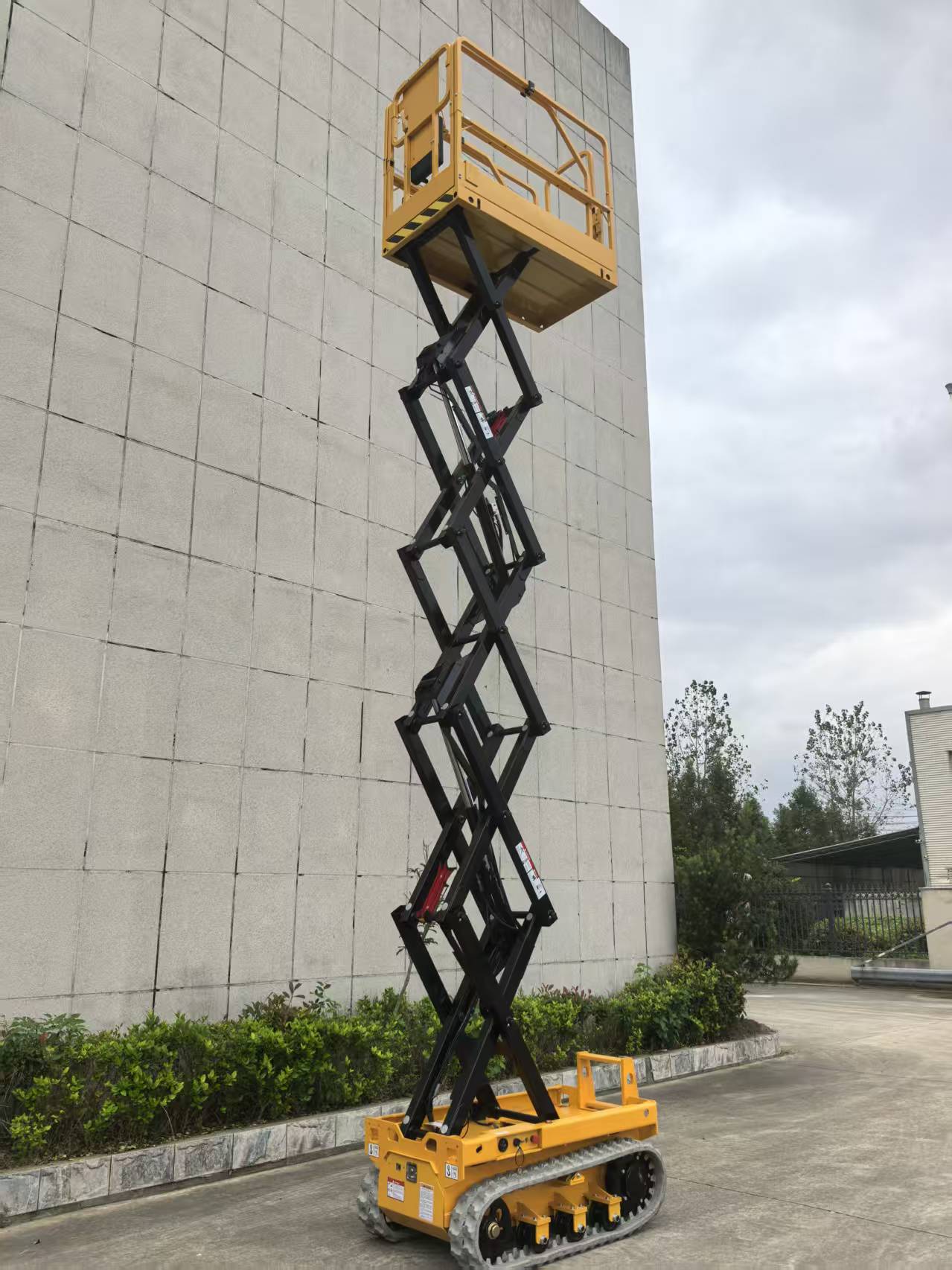 Crawler Scissor Lift CL-08