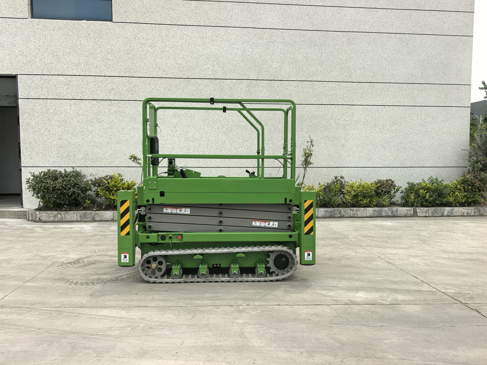 Applications of GS0610TL Crawler Scissor Lift