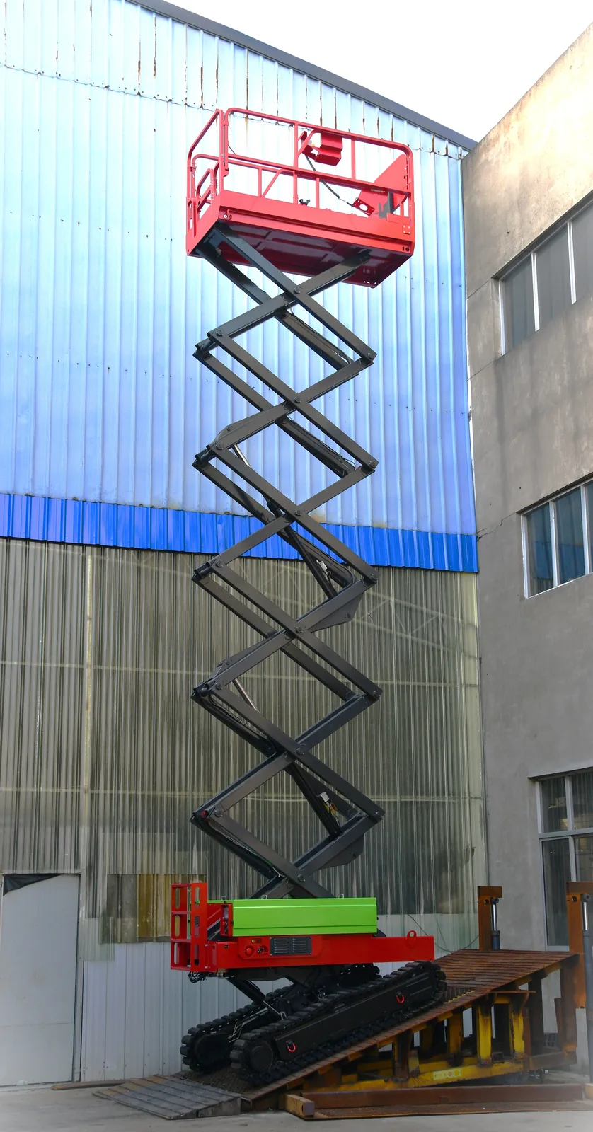 Self-Leveling Crawler Scissor Lift GS1213-T4 main view