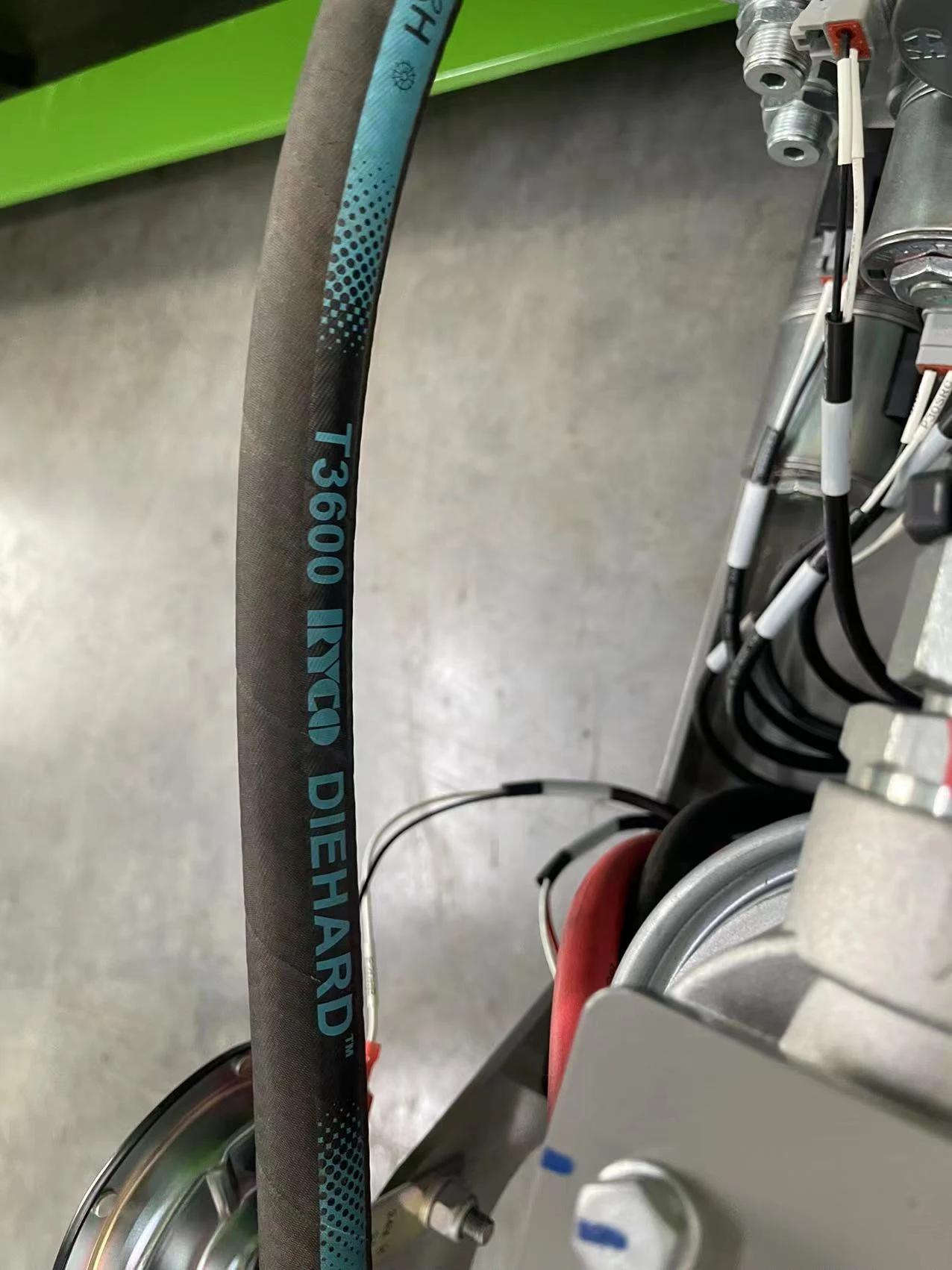 Hydraulic hose detail for crawler aerial work platform