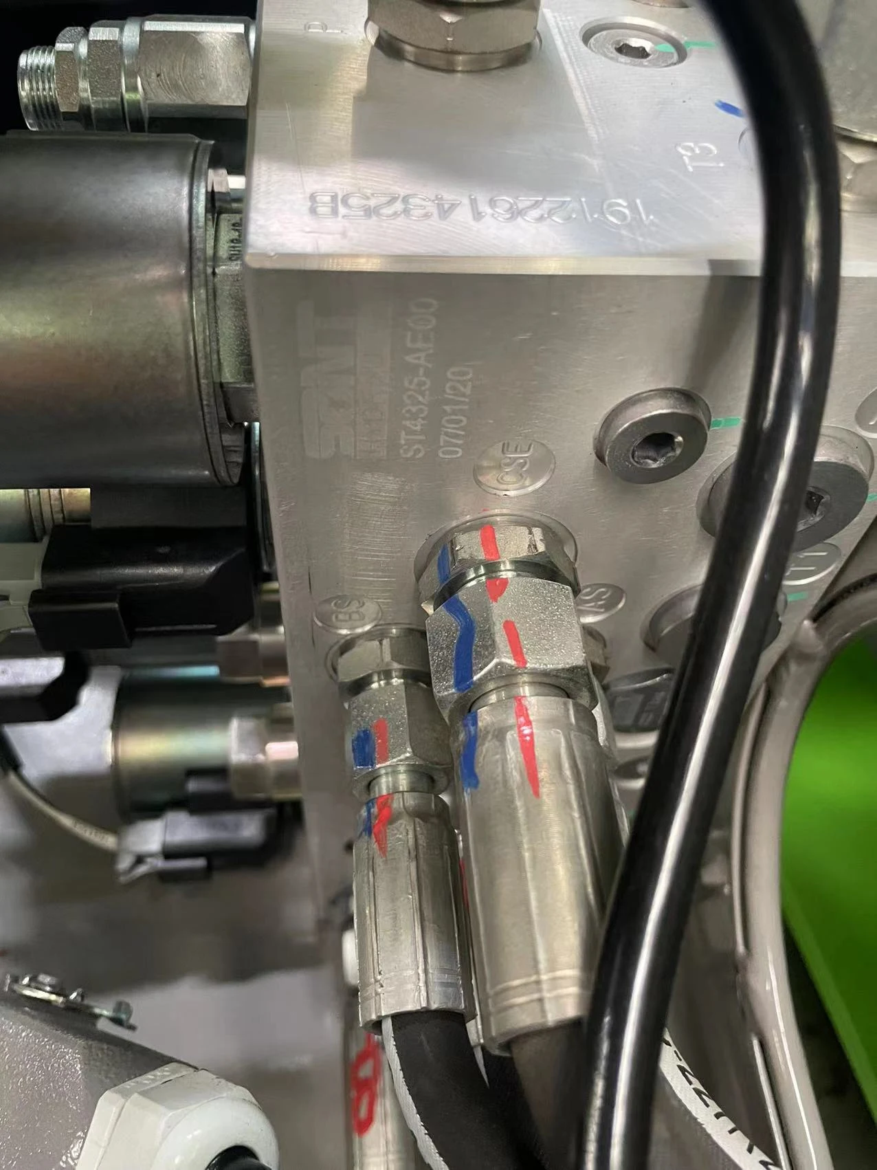 Sunte main hydraulic valve component detail